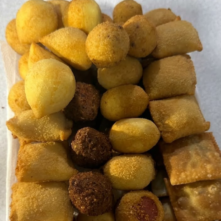 30 salgadinhos deliciosos e variados, preparados com muito carinho e aquele sabor caseiro irresistível! Perfeitos para um lanche, reunião ou para compartilhar.
Sabores variados conforme a disponibilidade da produção.