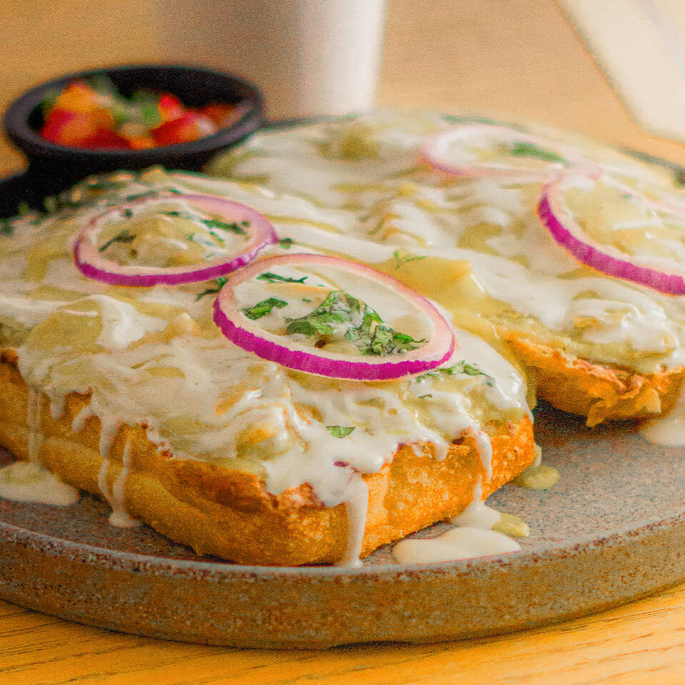 Molletes con chilaquiles