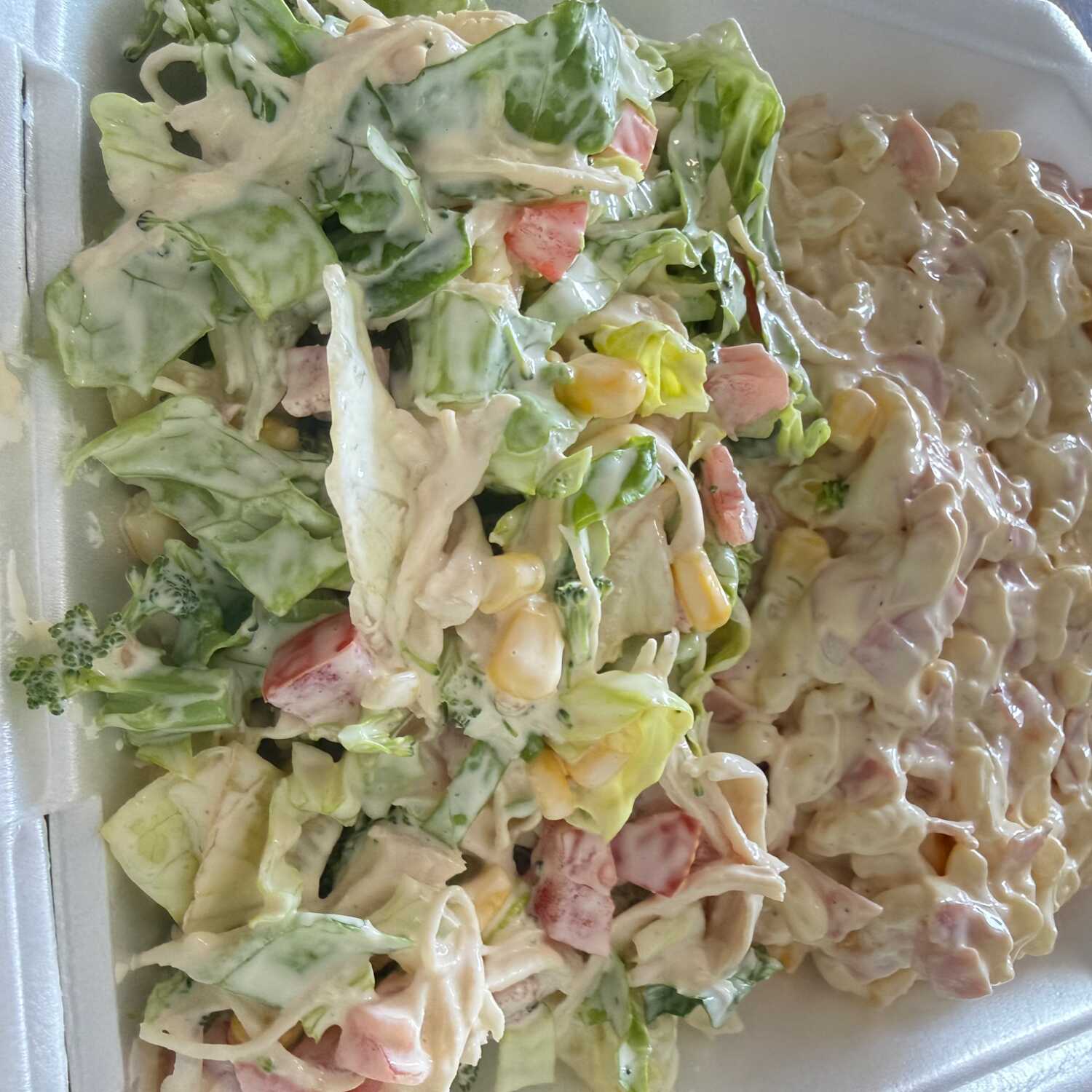 Ensalada de pollo y ensalada de coditos con jamón