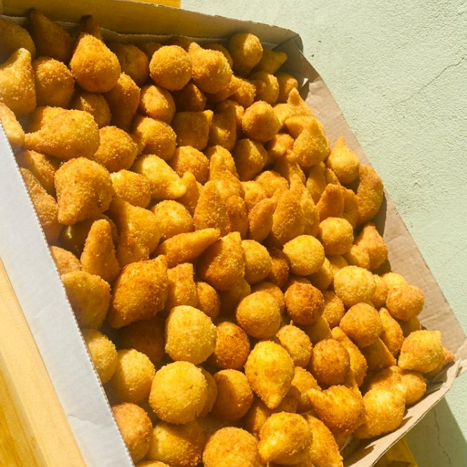 coxinha, bolinha de queijo, risole, piao de queijo e bacon e kibe.