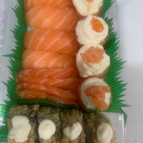5 hukan de geleia de pimenta sriracha, 4 joy crisp, 6 hossomaki de salmão.