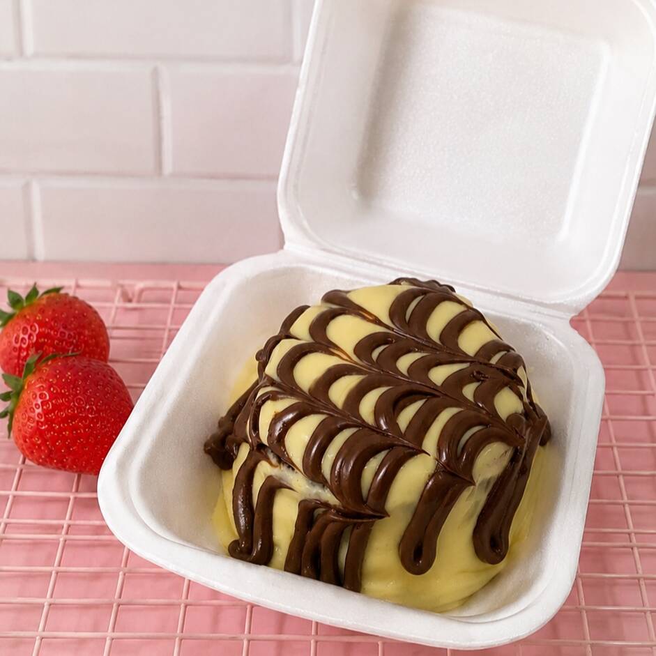 Delicioso bolo de chocolate fofinho,massa molhadinha, finalizado c/ brigadeiro de leite ninho e Nutella pura por cima.