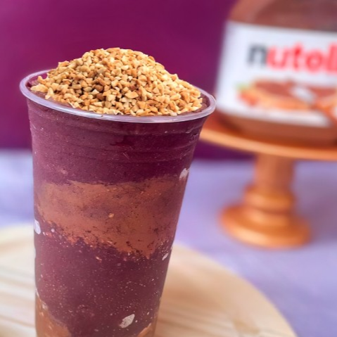 Experimente a deliciosa combinação de açaí cremoso, Nutella, amendoim crocante e gotas de chocolate. Uma explosão de sabores em 3 camadas incríveis! Delicie-se!