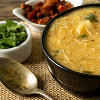 Nosso Caldo de Legumes com Frango Desfiado é preparado com uma base rica e natural de legumes frescos, que proporciona um sabor delicado e uma textura aveludada. A essa base, adicionamos nosso exclusivo tempero caseiro, que realça cada ingrediente. Para finalizar, um toque sutil de coentro traz um frescor irresistível. Servido com um pãozinho, é a opção ideal para quem busca uma refeição leve e, ao mesmo tempo, satisfatória.