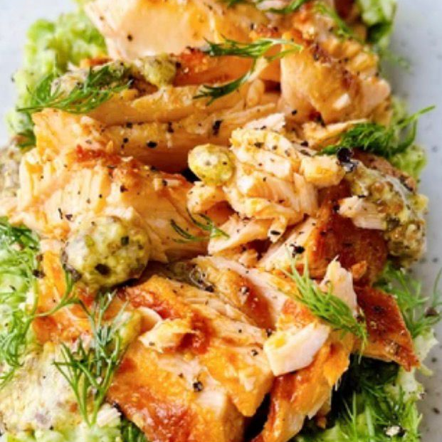 Tostada de Salmón con Aguacate