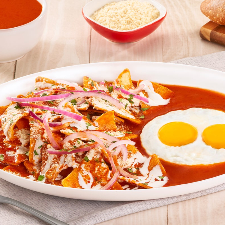 Chilaquiles Rojos con Huevo Frito