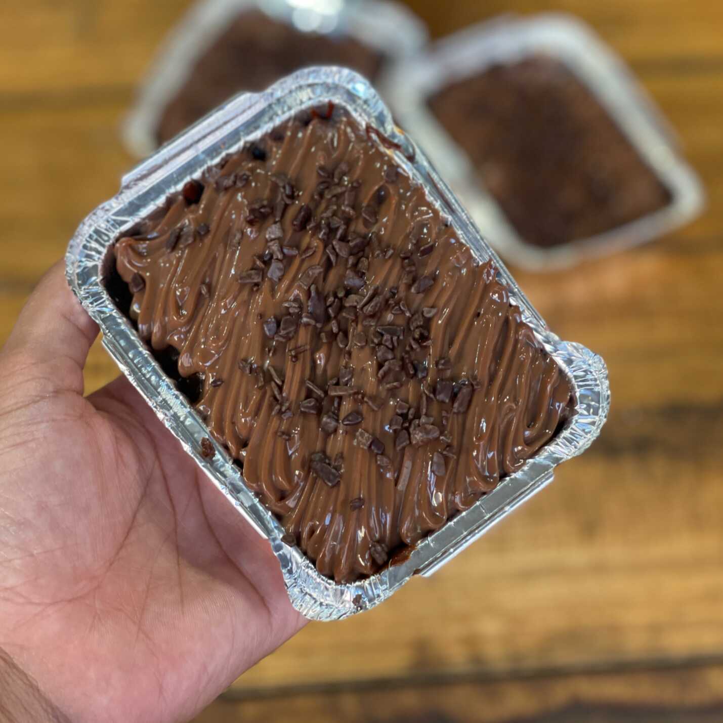 Massa fofinha de chocolate com cobertura cremosa de chocolate, bem geladinho
(esse bolo e feito com massa e cobertura)
