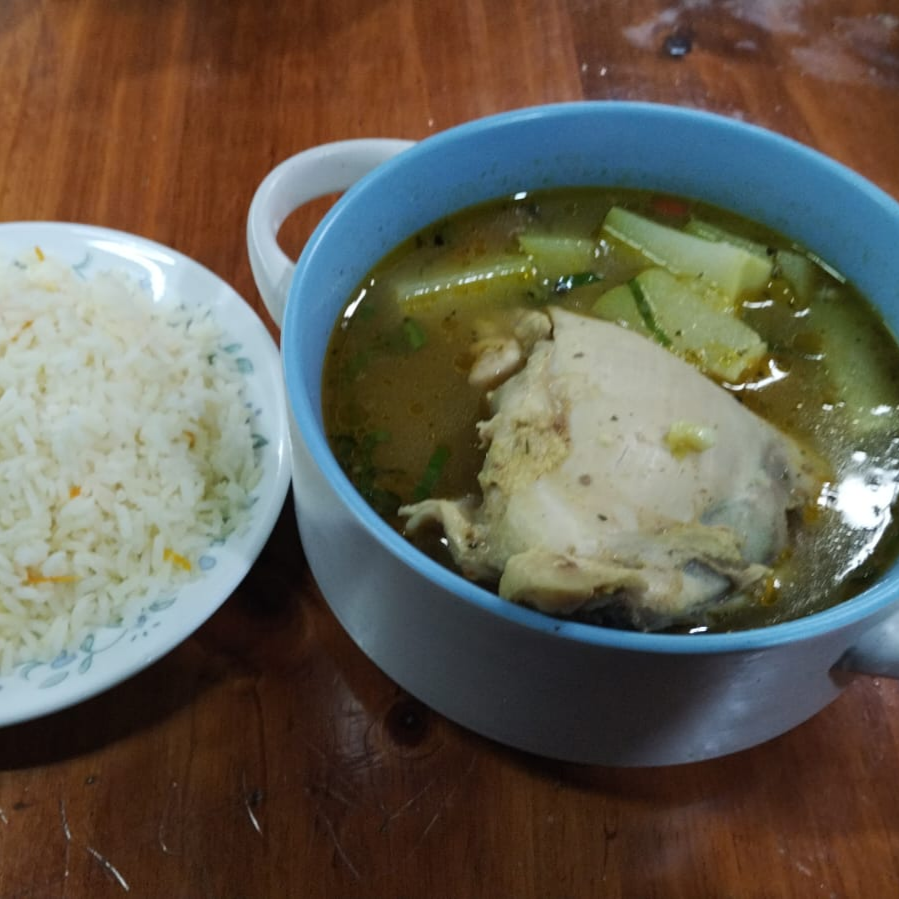 Sopa de Pollo y Refresco de la casa