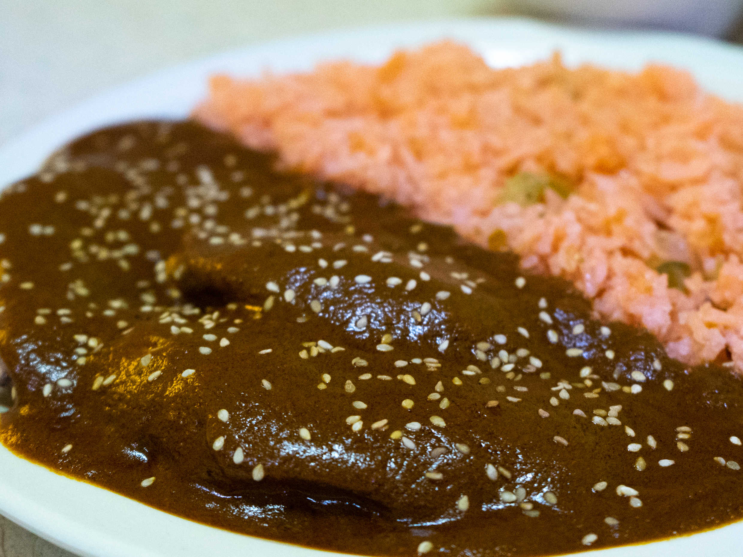 Pechuga en mole (Pollo desebrado)