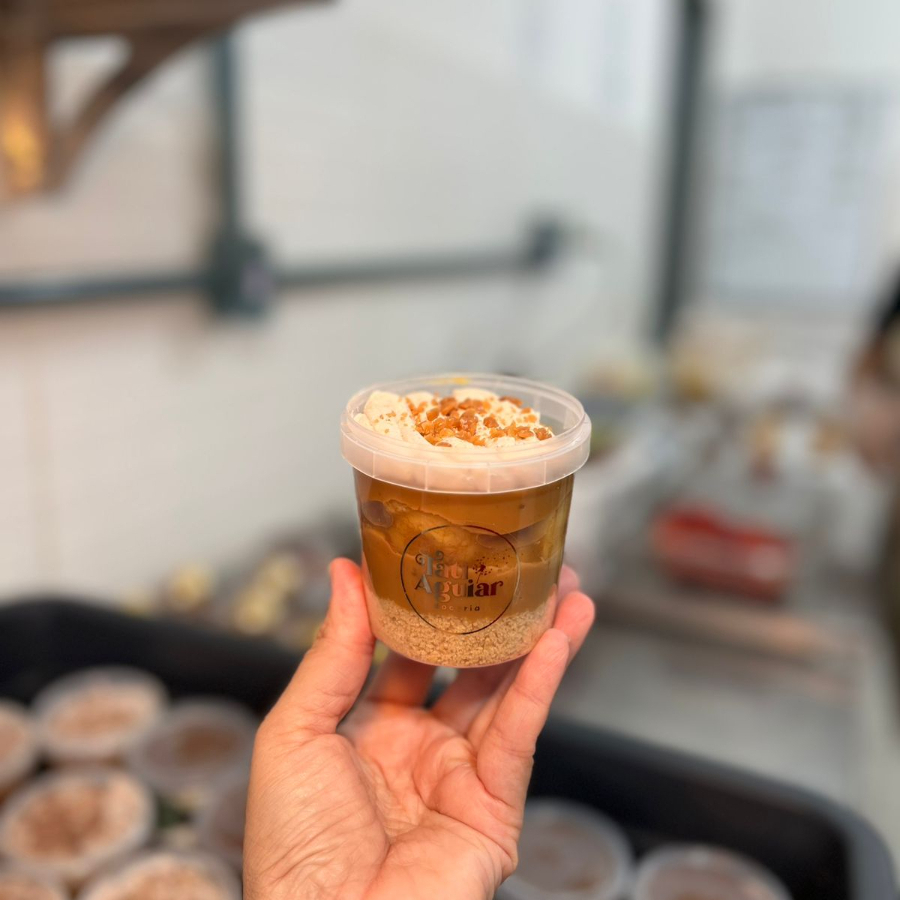 Nosso banoffee especialidade da casa! Biscoito maltado, doce de leite artesanal, bananas caramelizadas intercalado com doce de leite finalizado com nossa mousse de cacau 50%. Copo 220ml