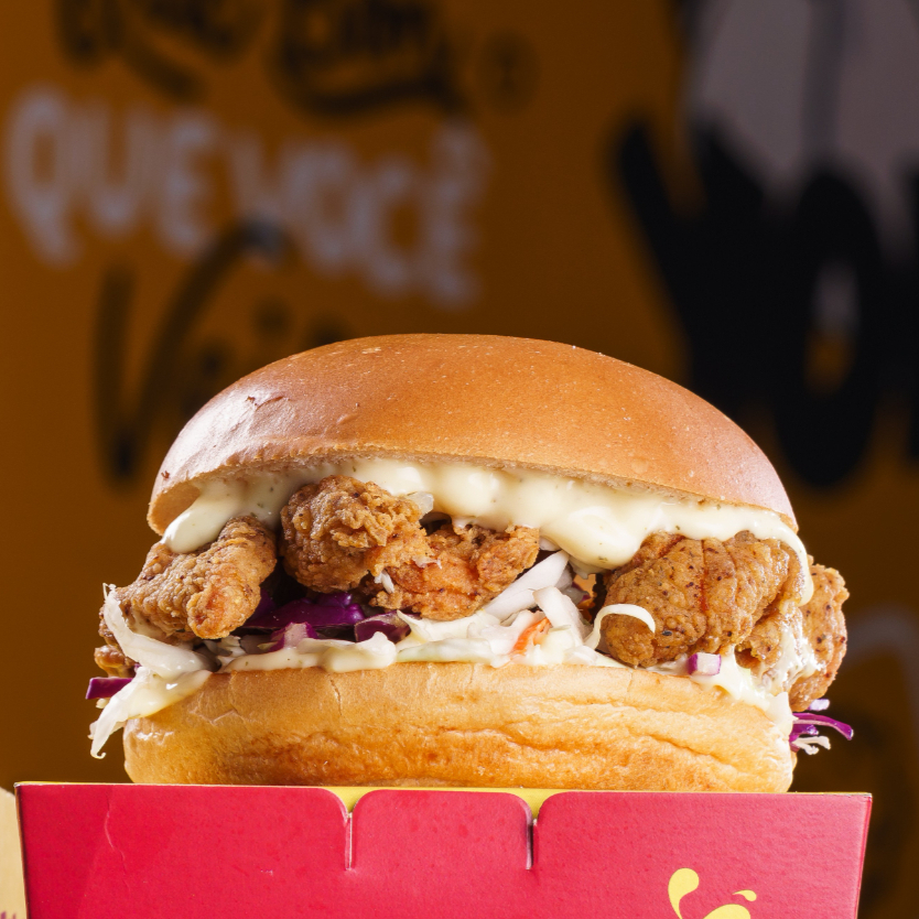 Delicioso Lanche de Frango Crocante York com Salada e Molho Especial. Foto Ilustrativa.