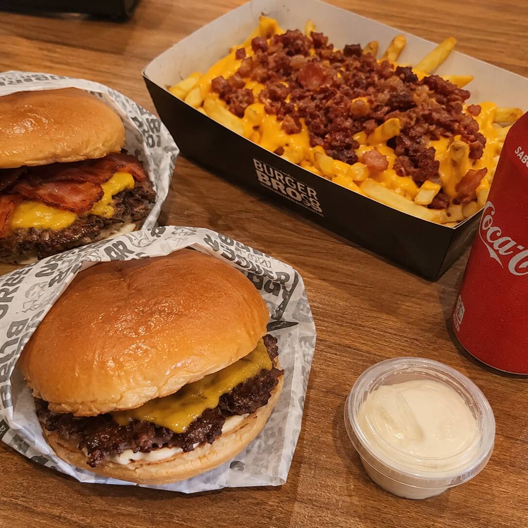 Combo Seleção 99,- 2 smash burguers ( cheese bacon e cheese burguer) + 1 batata com cheddar e bacon + 1*Maionese da casa 30ml, 1 refrigerante