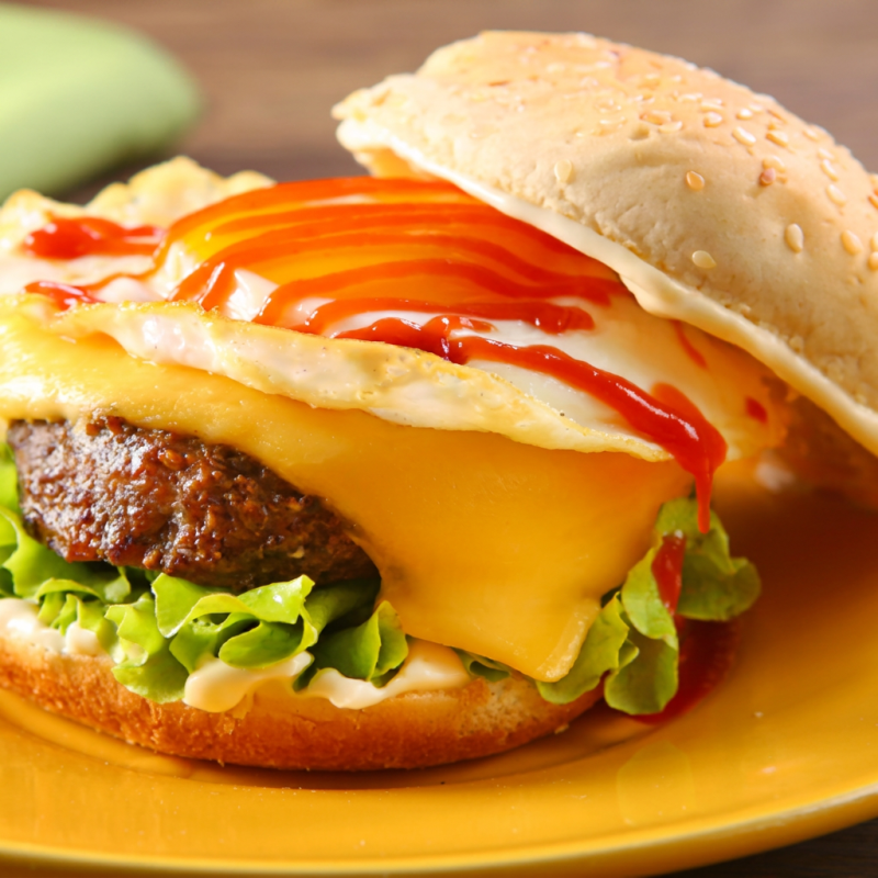 Pão, carne, queijo, ovo, molho e salada