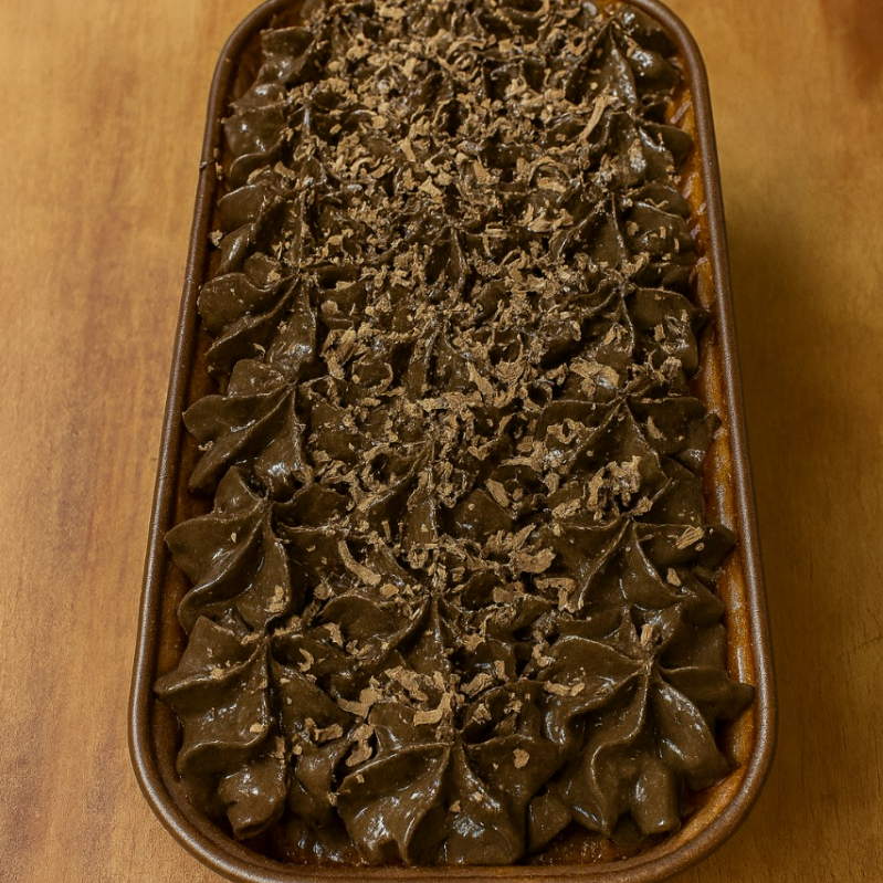 Bolo adoçado açúcar de coco, feito com um mix especial de farinhas, que proporciona uma massa úmida e com muito sabor de chocolate. Leve, macio e acolhedor - perfeito para qualquer momento.