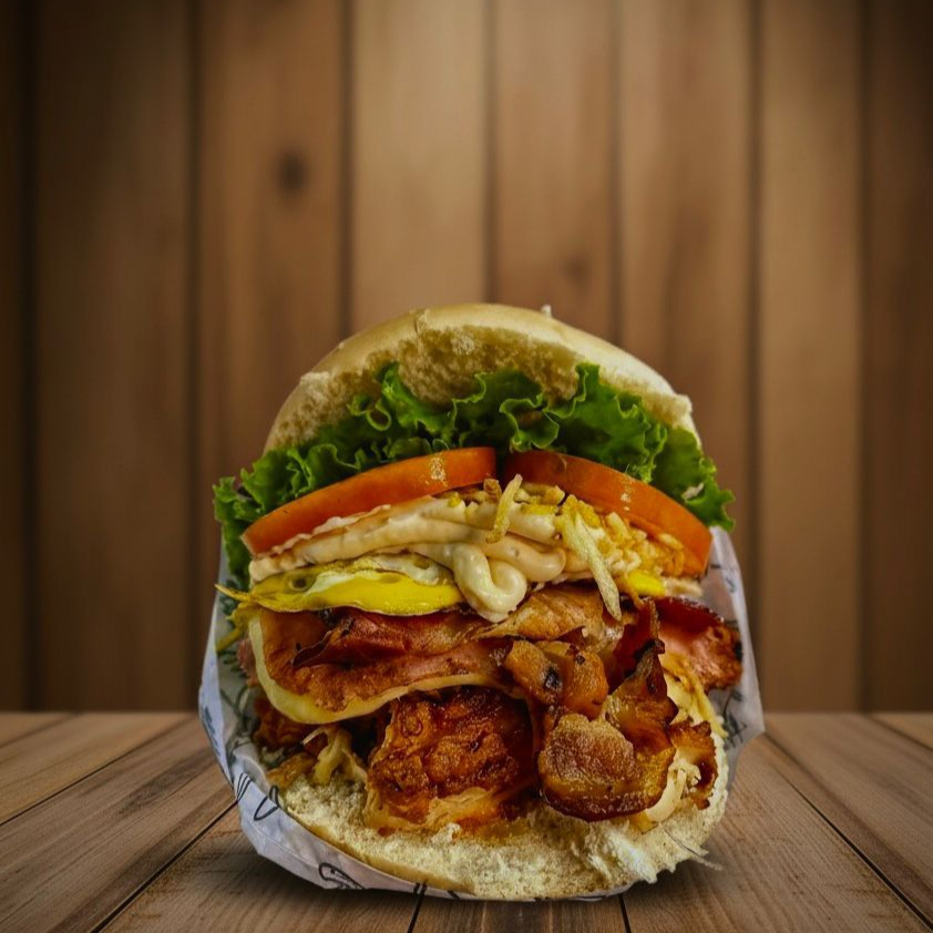 Pao , carne 3 , bacon , calabresa , ovo 2 , queijo, presunto , alface , tomate , cebola , milho , ervilha , azeitona , ovo codorna , batata palha , molho verde , kechut , maionese alho