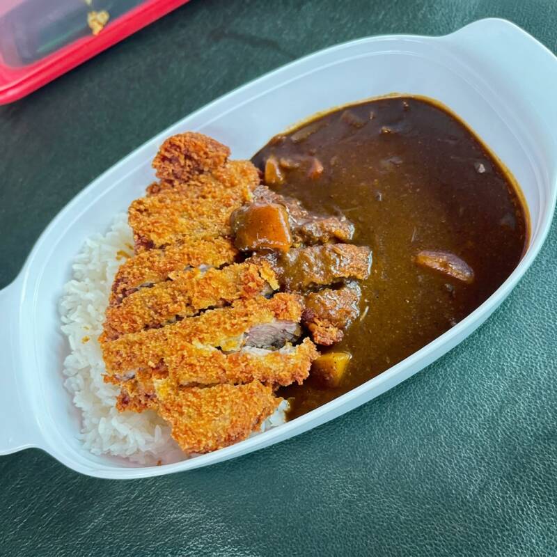 Arroz japonês, molho de karê japonês, copa lombo suíno empanado
