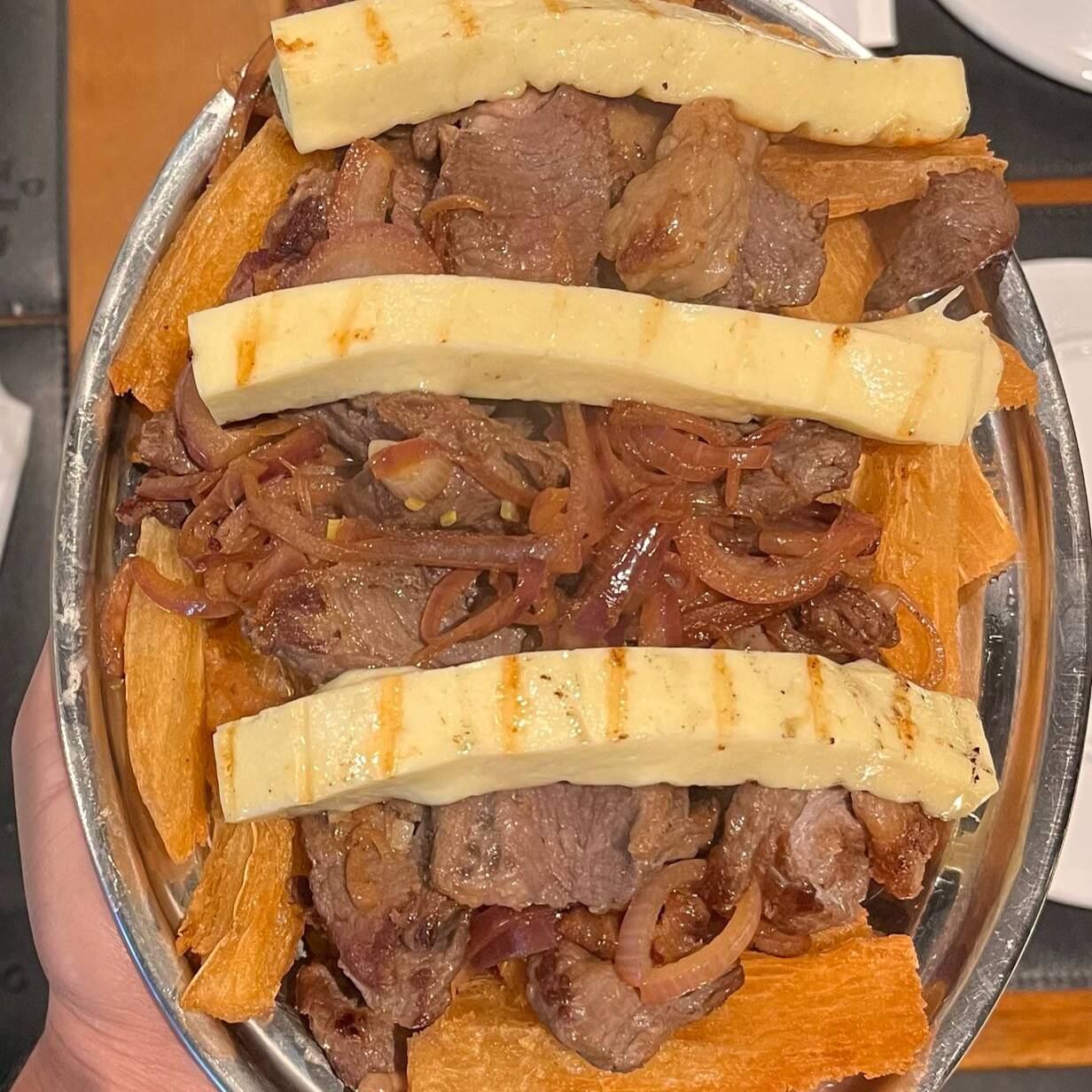 Aipim frito, manteiga de garrafa e feijão tropeiro.
