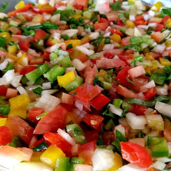 Vinagrete fresco com tomate, cebola e pimentão, temperado com azeite e vinagre.