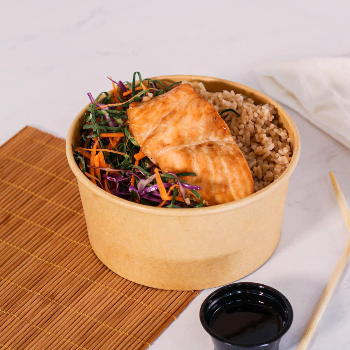 Arroz temperado, salada mix, Salmao grelhado com misso e furikake, 1 pote de teriyaki