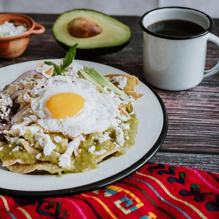 Chilaquiles con Huevo + Cafe