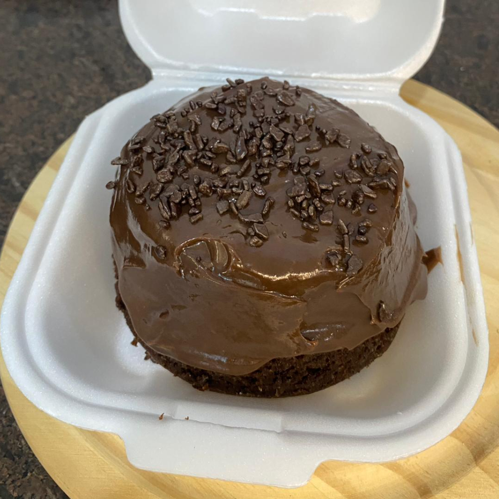 Mini vulcão Chocolatudo , bolo de chocolate macia e intensa, coberta com uma camada generosa de brigadeiro cremoso e finalizada com granulé de chocolate macio. Uma explosão chocolatuda que derrete, encanta e vicia na primeira colherada.