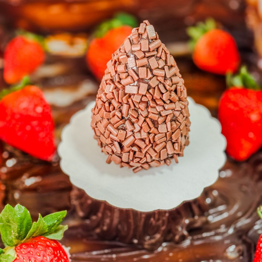 Nossa deliciosa coxinha de brigadeiro envolvido no morango fresco selecionado e delicioso! Peça já o seu!