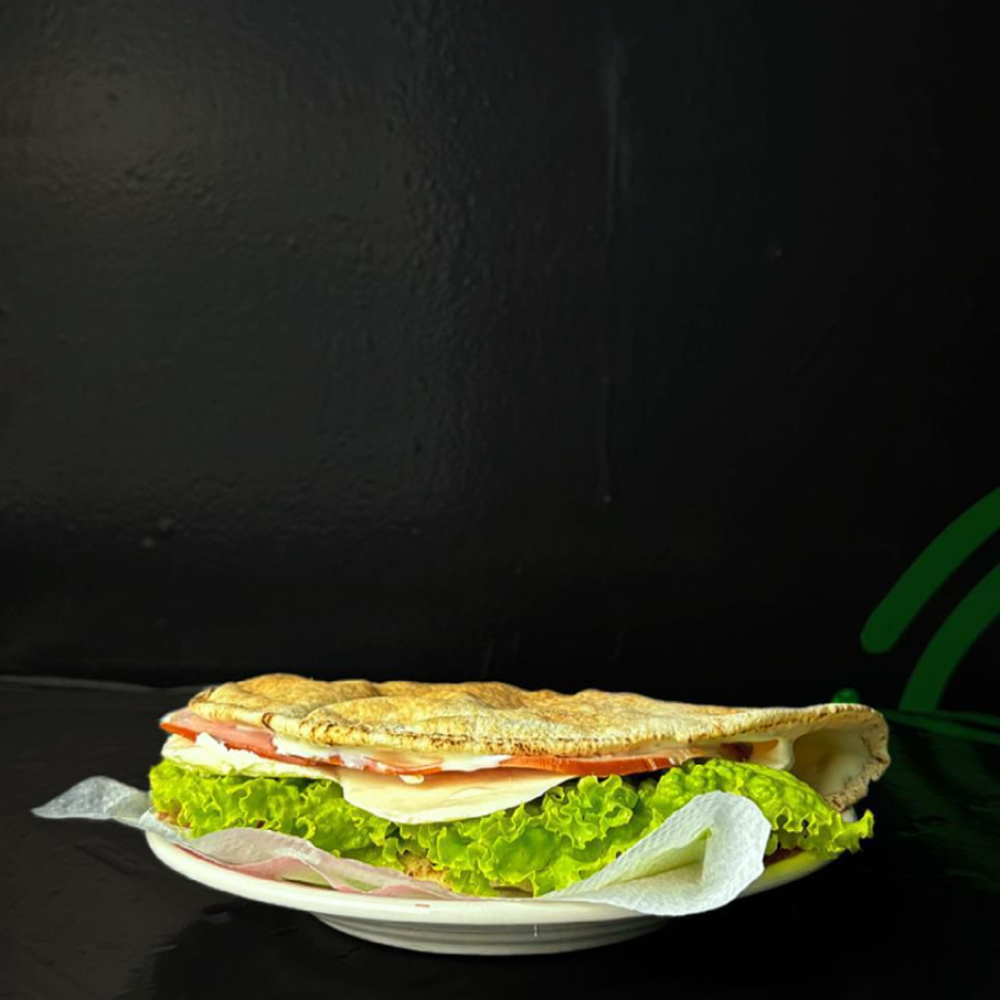 QUEIJO MINAS, PEITO DE PERU, REQUEIJÃO, ALFACE, TOMATE E PÃO ÁRABE.