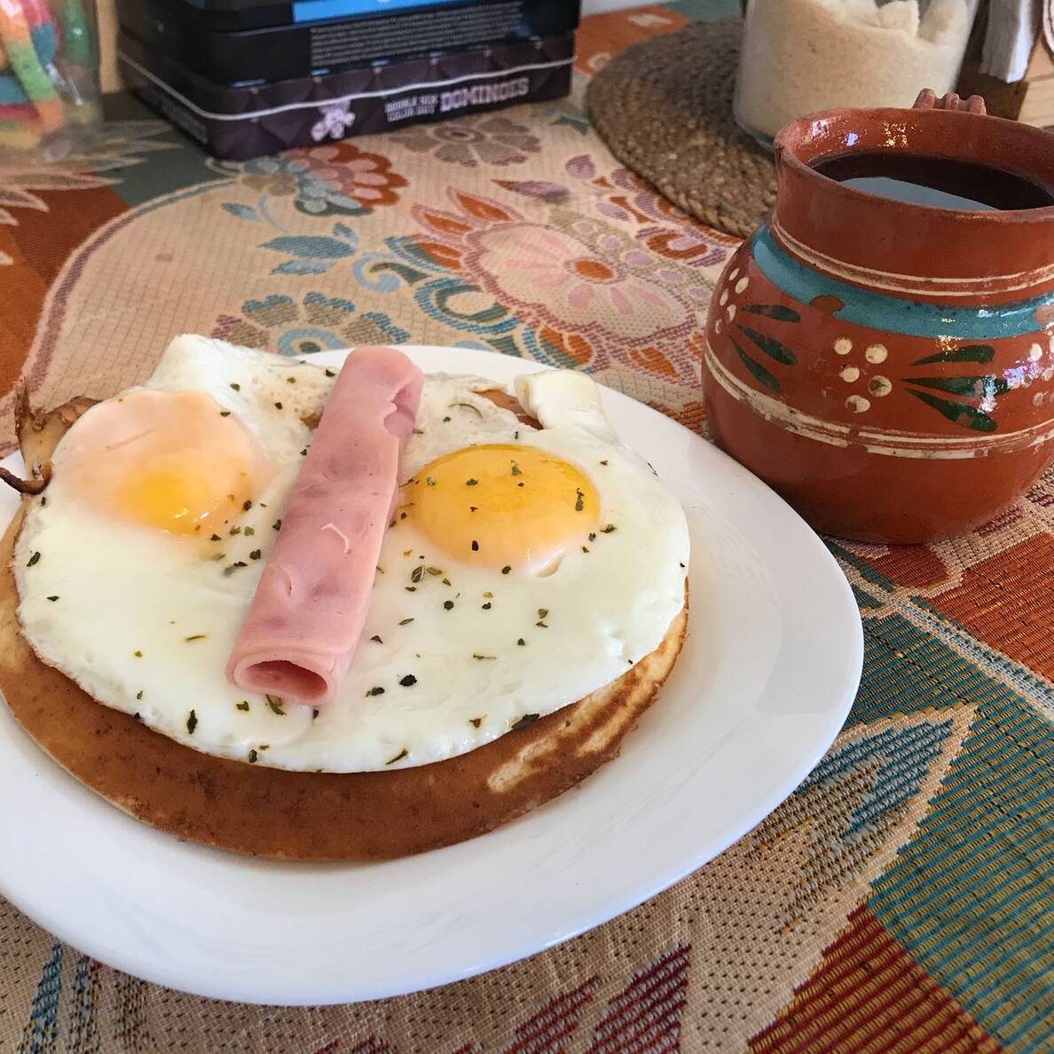 Combo 2 Hot Cakes, 2 Huevos Estrellado y Bebida