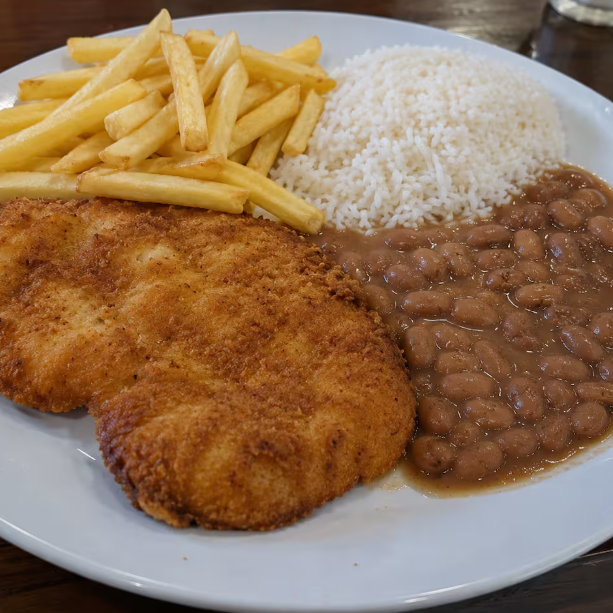 Arroz, feijão e fritas.