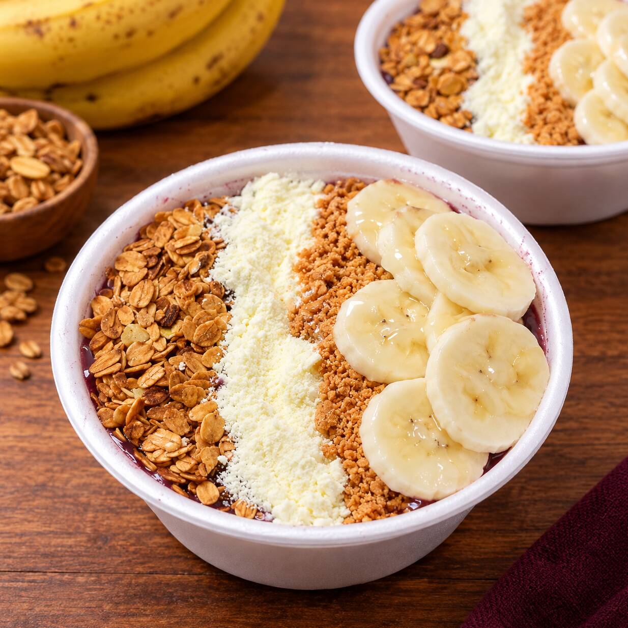 Açaí cremoso com granola, leite em pó, farofa de amendoim, banana e cobertura de leite condensado, servido em cumbuca térmica MR 200, com capacidade de 200 ml. Uma combinação deliciosa e completa para aproveitar a qualquer hora.