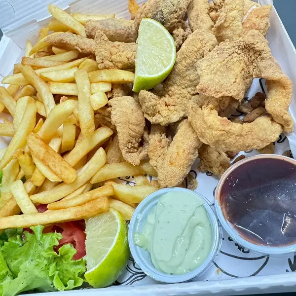 PORÇÃO DE ISCAS DE TILÁPIA (300G), SEQUINHAS E MACIAS, ACOMPANHADAS DE 300G DE BATATA FRITA CROCANTE. SERVIMOS COM MOLHO VERDE DA CASA, KETCHUP E LIMÃO. (SERVE 2 PESSOAS)