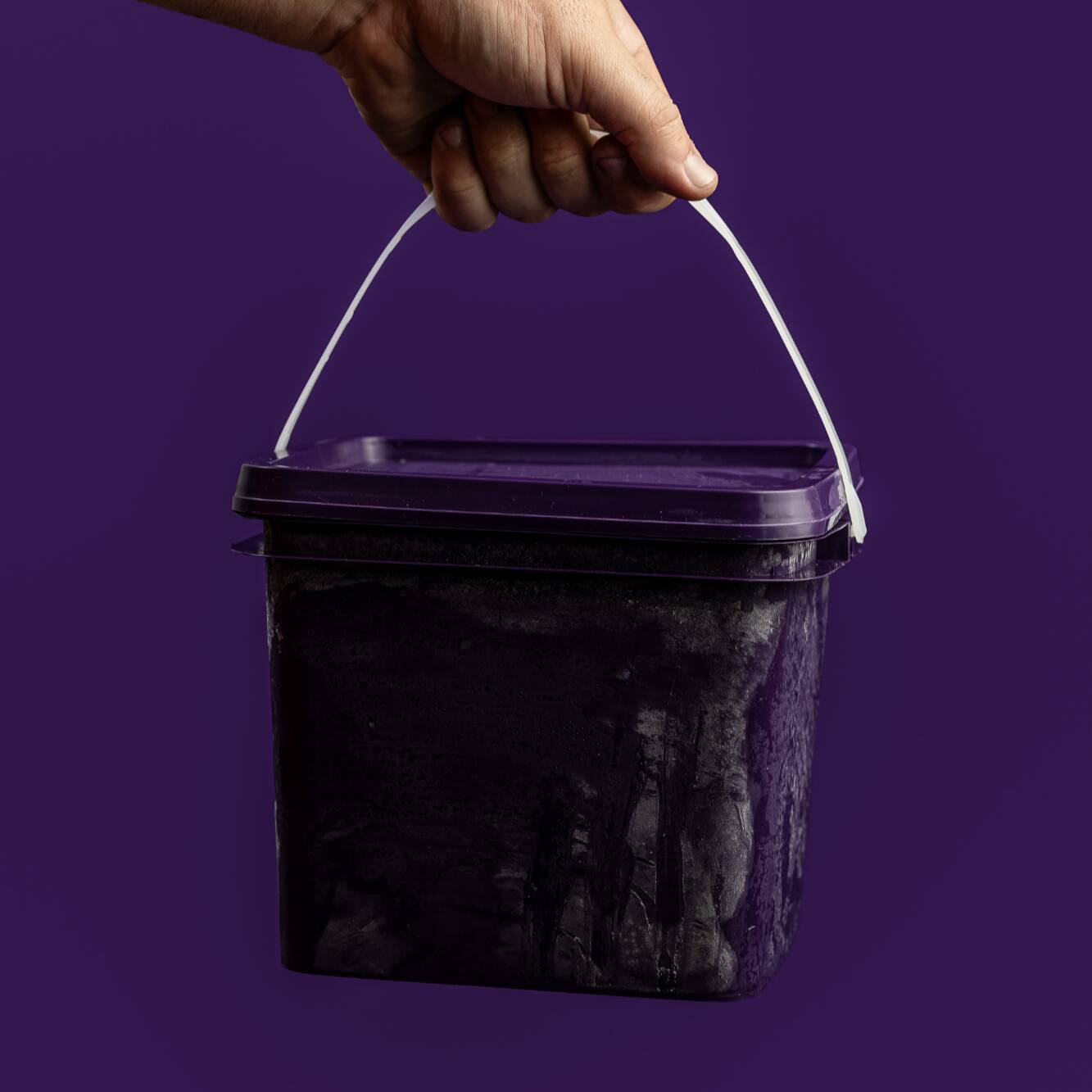 Balde pronto de açaí cremoso pronto para o consumo.