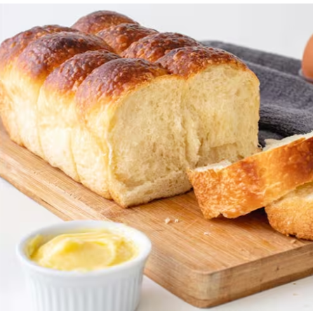 Receita tradicionalíssima francesa, nosso brioche é, provavelmente, o melhor que você vai achar em terras cariocas. Difícil achar algum tão amanteigado e fofinho como o nosso =)