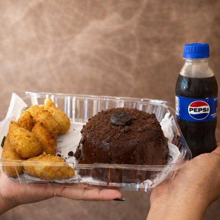 Kit composto por um mini bolo (sabor sortido), 1 pote de salgadinho (queijo e cebola) e 1 refrigerante de 200 ml. Idela para um lanche rápido e prático!