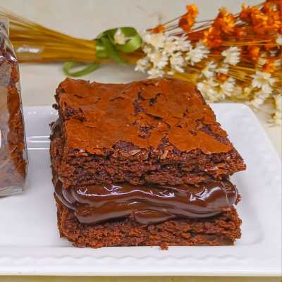 Brownie chocolatudo recheado com brigadeiro delicioso 50%. Combinação chocolatuda! 100gm