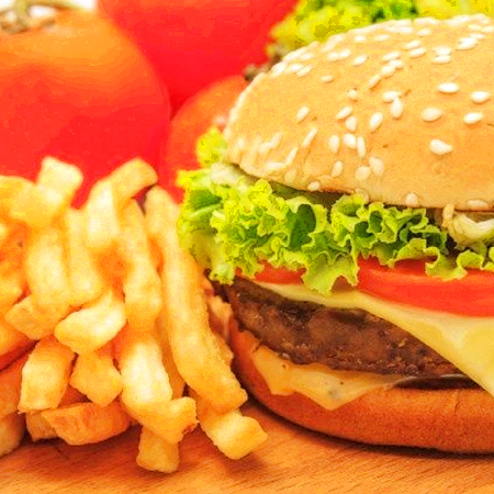 HAMBURGUESA SENCILLA CON PAPAS