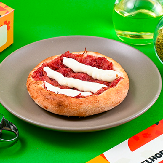 Carne seca desfiada e bem temperada, combinada com o cremoso requeijão, criando uma mistura irresistível de sabores. Tudo envolto em uma massa crocante e macia. Uma combinação perfeita de intensidade e suavidade, ideal para quem adora um lanche saboroso e marcante. Peça agora e saboreie essa delícia!