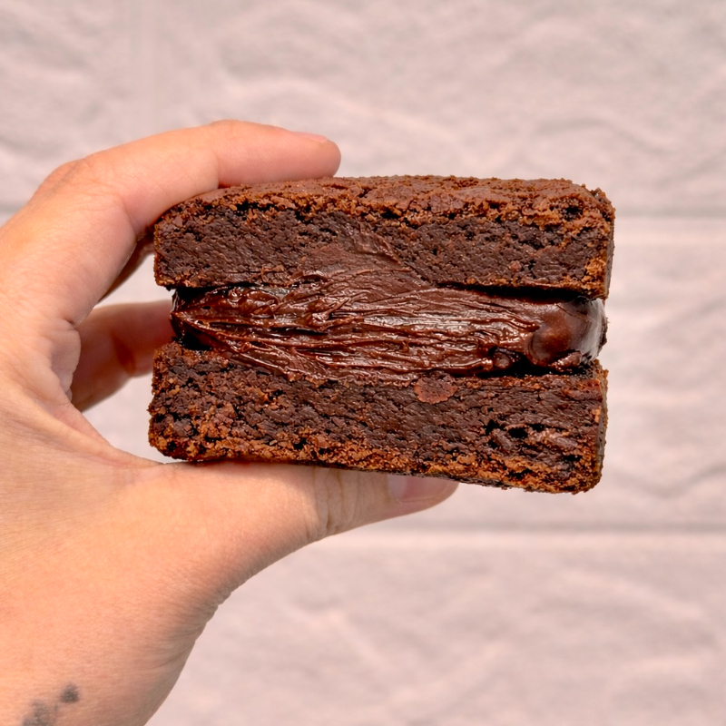 Imagina um brownie bem chocolatudo e macio, agora adiciona um recheio generoso de brigadeiro cremoso... É simplesmente irresistível!