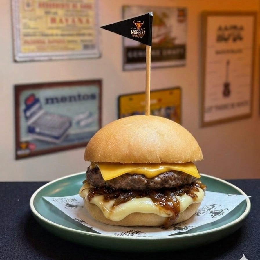 Suculento Burger Angus, Requeijão Cremoso, Fatias de Queijo Cheddar Americano, Cheddar Cremoso, Cebola Caramelizada, Ketchup, Maionese Servido no Pão Levemente Selado