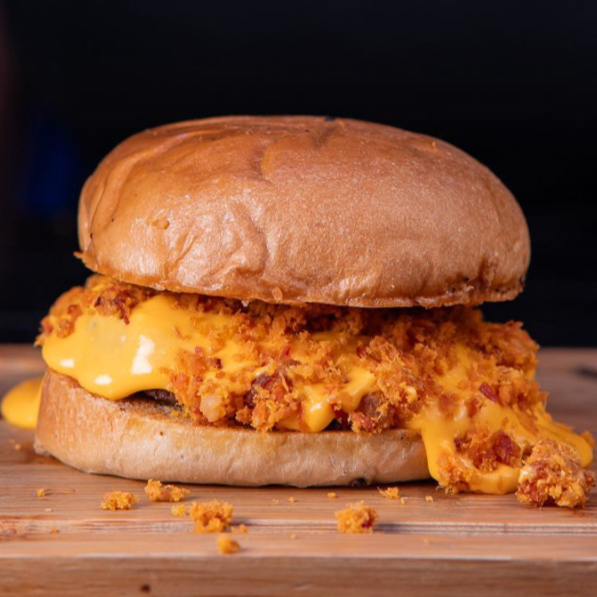 Pão de batata, blend da casa (90g), queijo cheddar da casa e farofa de bacon.