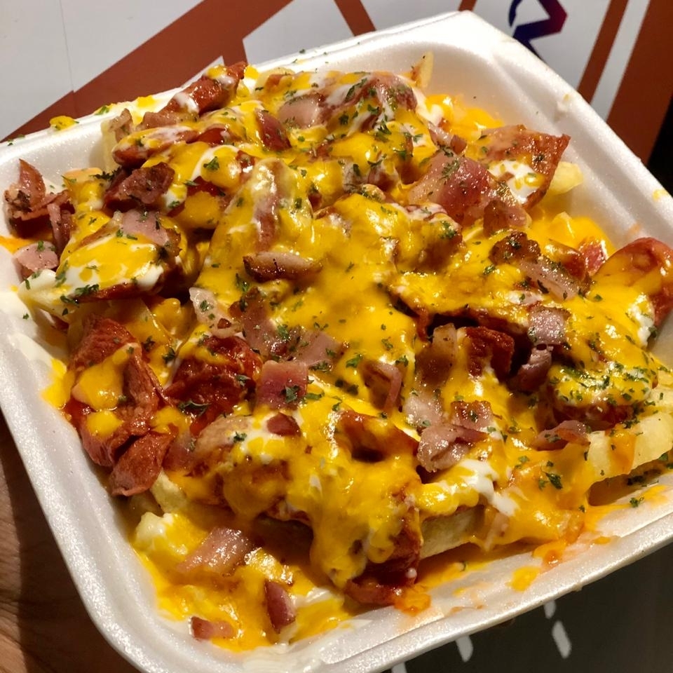Salchipapas con tocino