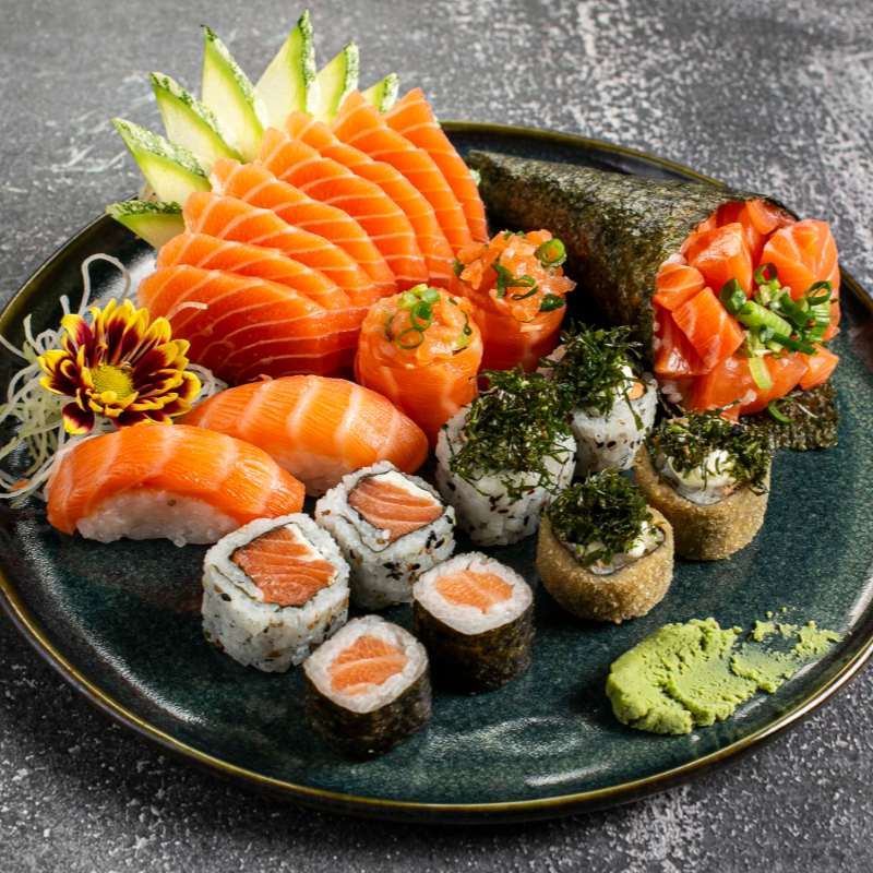 1 temaki de salmão batidinho 8 sashimis 12 sushis variados igual na imagem