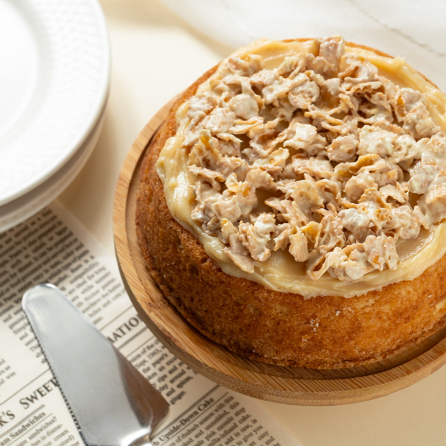 Massa branca recheada com brigadeiro branco e cobertura crocante tipo crunch.