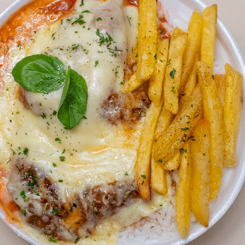 Acompanha: Arroz branco, feijão, macarrão da casa, farofa e fritas. Prato individual bem servido. ⚠ Não fazemos alterações na composição.
