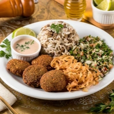 Nossos bolinhos crocantes de grão-de-bico, acompanhados por um delicioso molho árabe. Complete a experiência com um arroz com lentilhas, cebolas caramelizadas e a refrescante salada tabule. Uma explosão de sabores autênticos e irresistíveis!"