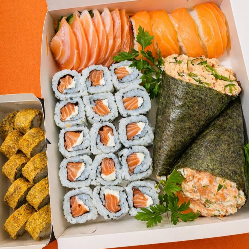 8.sashimi salmão 1.temaki salmão A (cream cheese, cebolinha.) 1.temaki philadelfia (cream cheese, cebolinha.) 4.niguiri salmão 15.uramaki salmao 10.hot holl salmão Obs. Não fazemos alterações. Bom apetite!