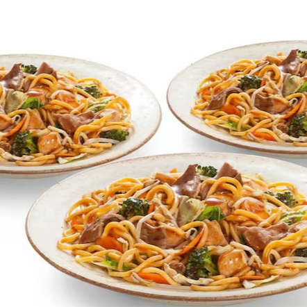 Nosso delicioso yakissoba com carne, frango e legumes ao molho de soja, para comer sozinho ou compartilhar com a galera. Aproveite!