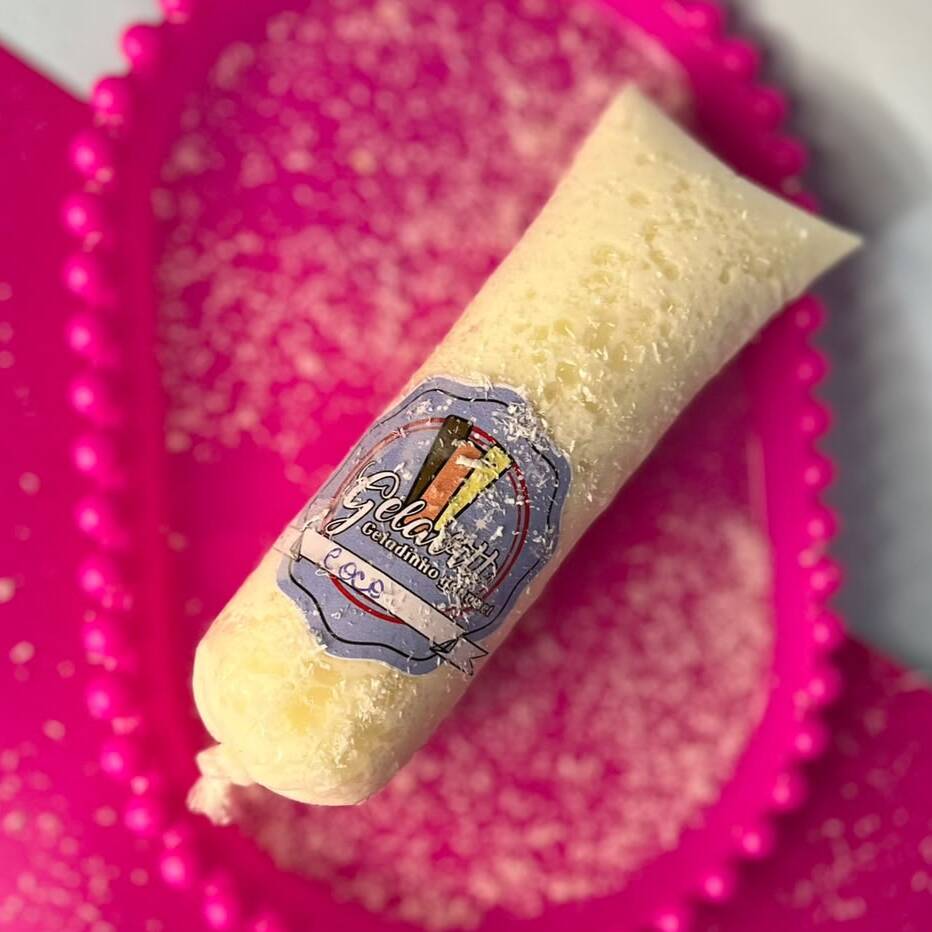 Um clássico, feito com pedaços de coco ralado e uma base super cremosa!