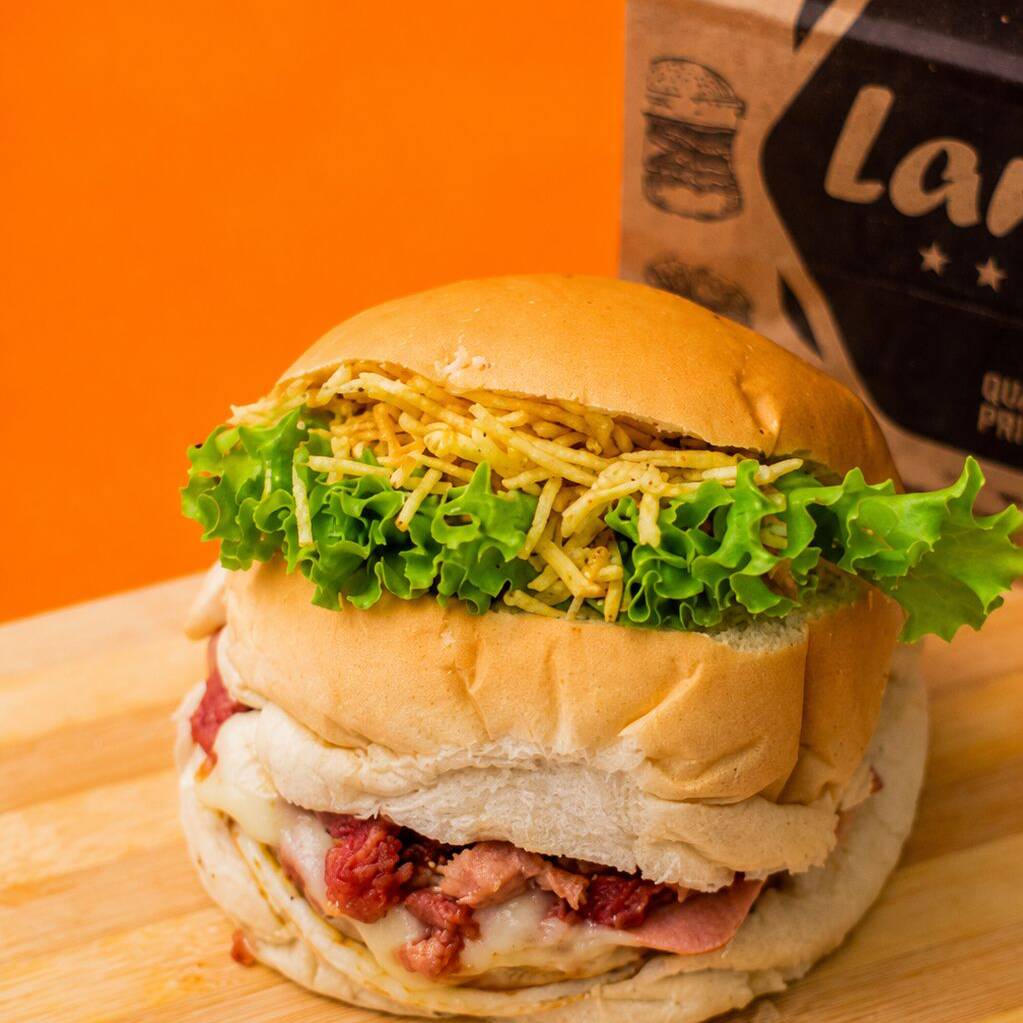 Pão De Hamburguer Fofinho Com Carne De Hamburguer De Frango 56g Acompanhado Por Bacon Premium , Ovo Especial, Alface E Tomate Selecionado, Batata Palha Crocante. Molho Da Casa, Enviado Separadamente.