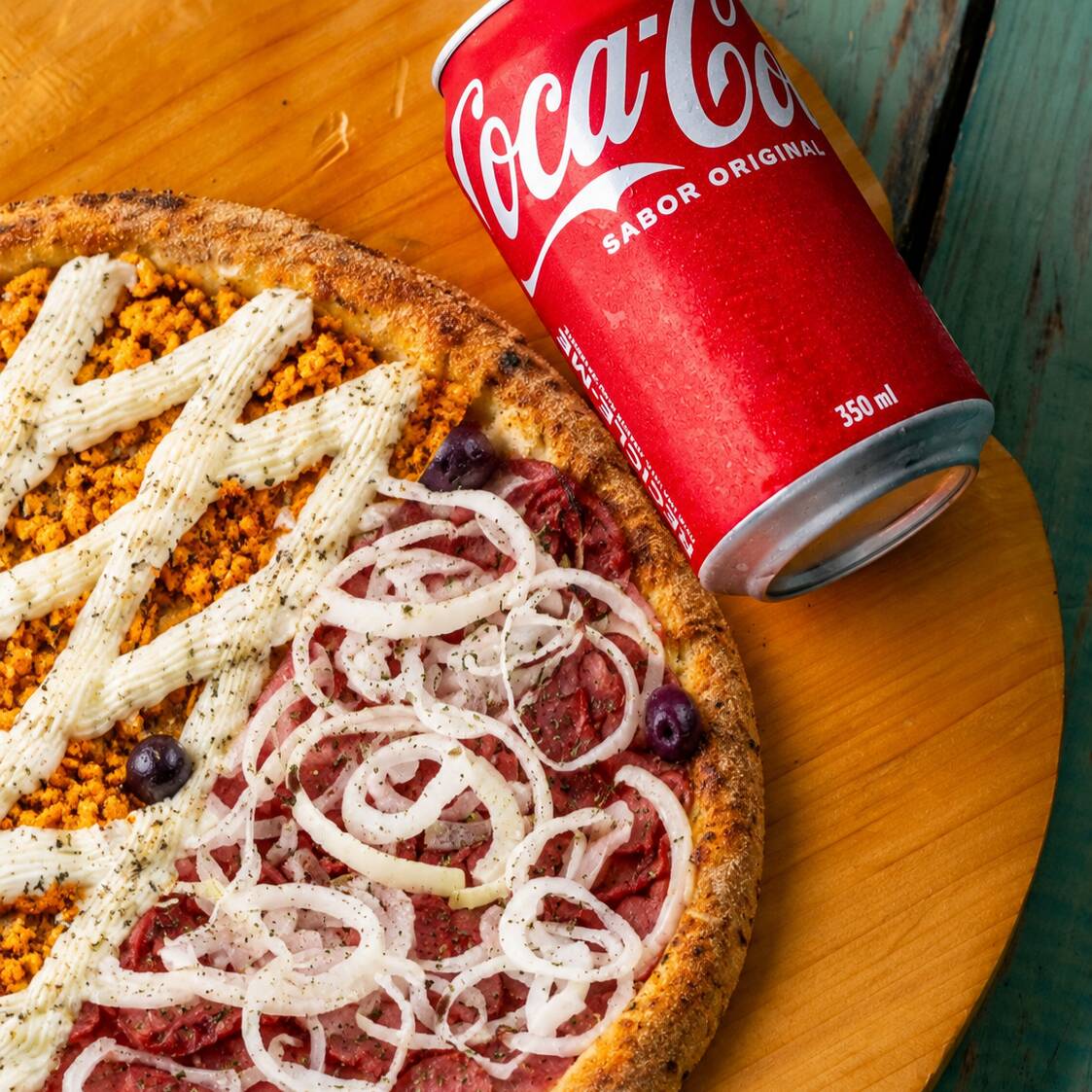 Promoção 1 Pizza Broto 2 Sabores (4 Pedaços) + 1 Coca-Cola Lata 350ml.
+ de 58 Opções de Sabores.
*Sujeito a alterações de valores, mas o desconto será garantido!*